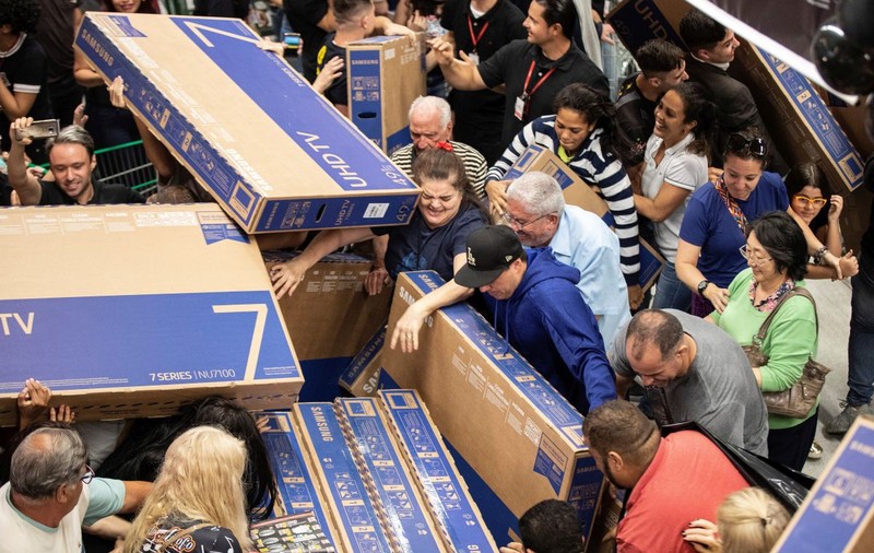 FOTO&VIDEO | Black Friday în toată lumea. Imaginile groazei. Cum s-au îngrămădit oamenii în magazine
