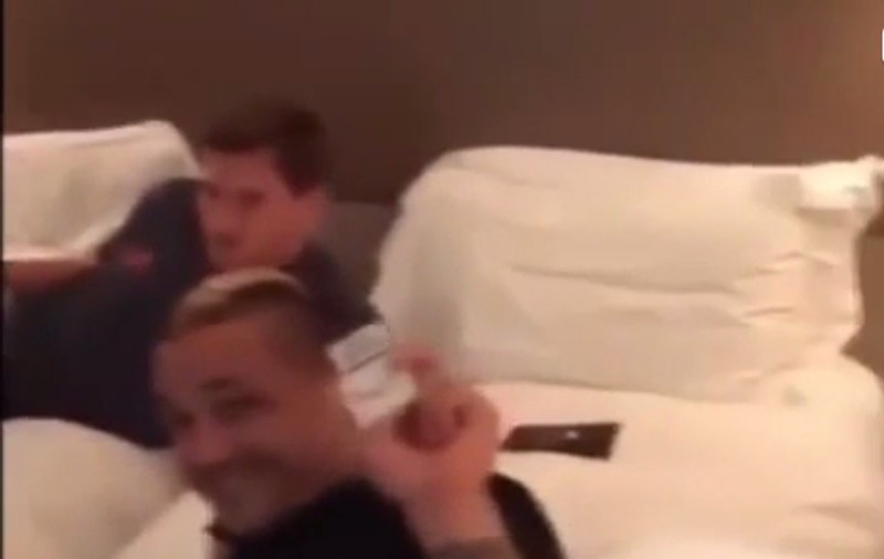 Belgianul Radja Nainggolan fumează ca turcul! Iată-l cum flutură pachetul de țigări prin cameră! VIDEO