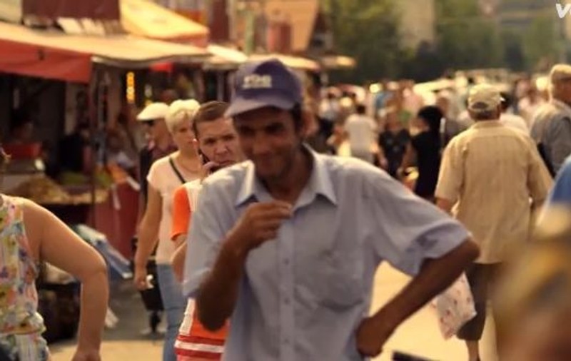 AU ÎNNEBUNIT TRECĂTORII! Patru FETE aproape GOALE se VÂNTURĂ PE STRADĂ | VIDEO