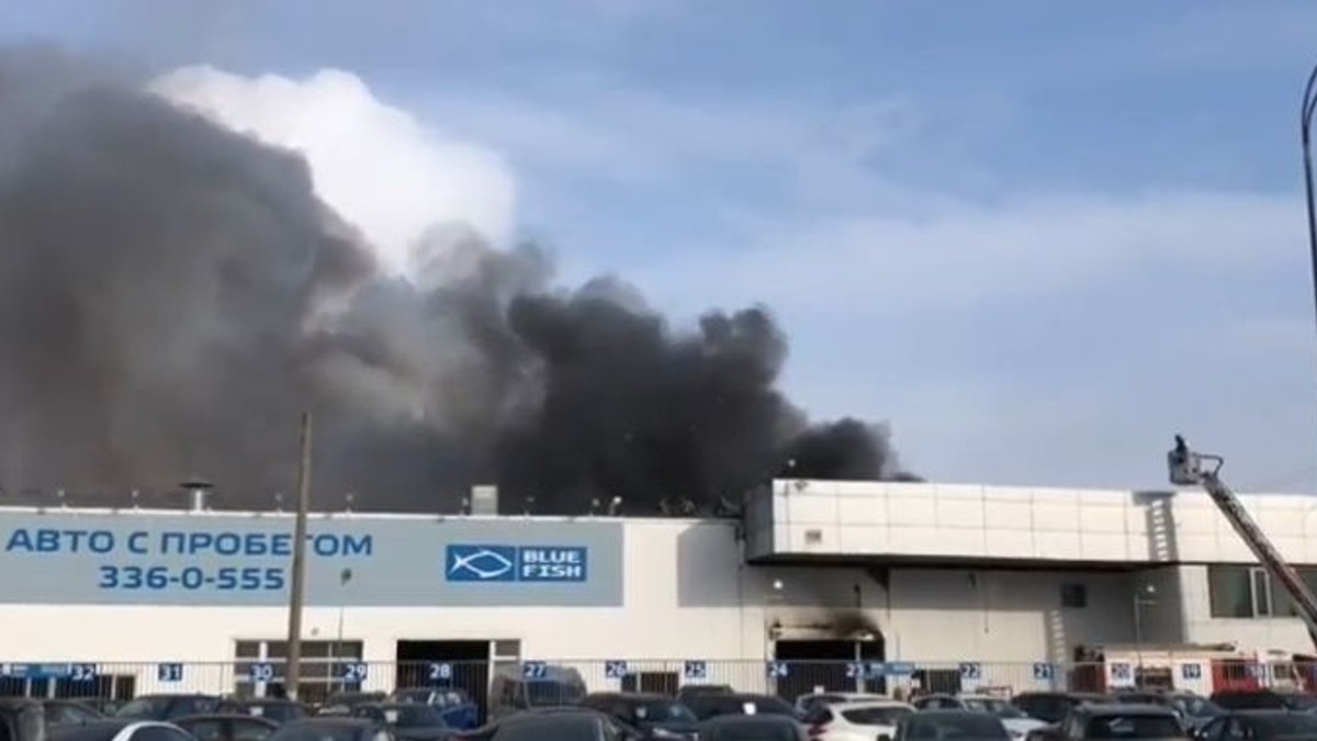 Incendiu la un salon auto din Sankt Petersburg