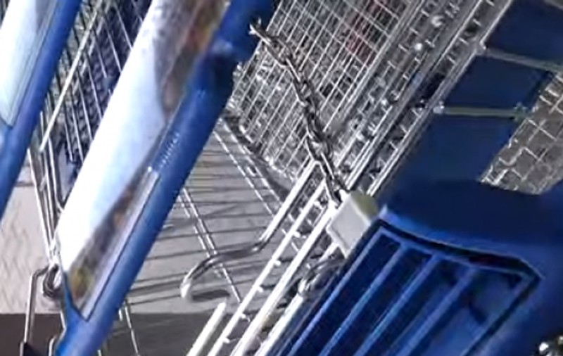 Cum deblochezi un cărucior de la supermarket, dacă nu ai monedă (VIDEO)
