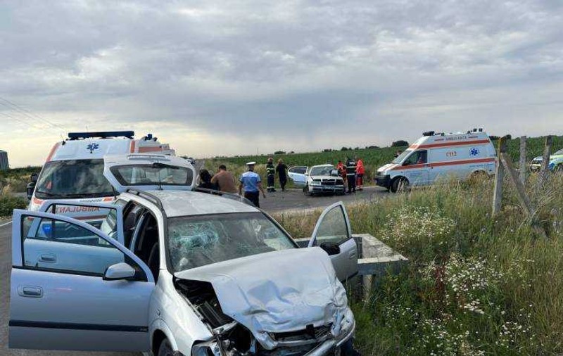 Două mașini s-au izbit în plin într-o intersecție, în Argeș. Accidentul s-a soldat cu decesul unei persoane și rănirea altor patru