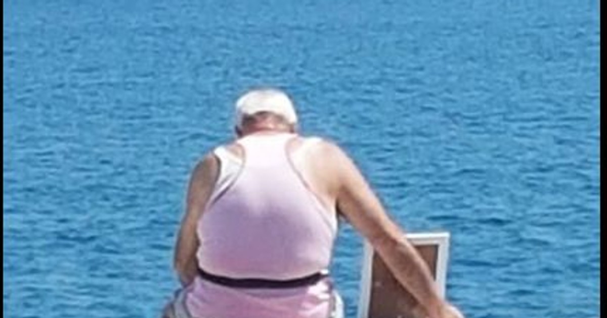 batranul din italia care sta la mare cu poza sotiei moarte