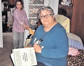 Adela îşi ajută bunica la curăţenie