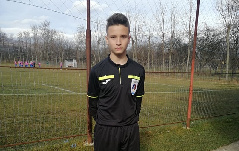Arbitru la 13 ani și 3 luni. David Crețu, portar la Petrolul Ploiești, a debutat ca asistent la un meci din campionatul județean Prahova