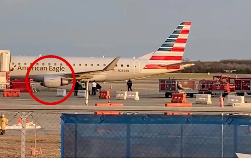 Incident șocant pe un aeroport din SUA: un bărbat a murit  aspirat în interiorul motorului pornit al unui avion