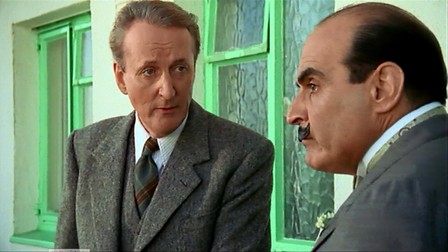 Poirot se sfătuiește adesea cu bunul său prieten, Arthur Hastings (Hugh Fraser) / Foto: ITV Studios