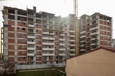 Blocurile, la mică distanță de curțile vecine