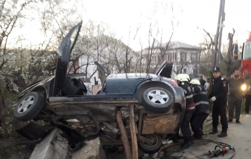 UPDATE / Bilanțul morților a crescut la trei, după ce o mașină a lovit un cap de pod în Vâlcea. Șoferul care a provocat accidentul era băut