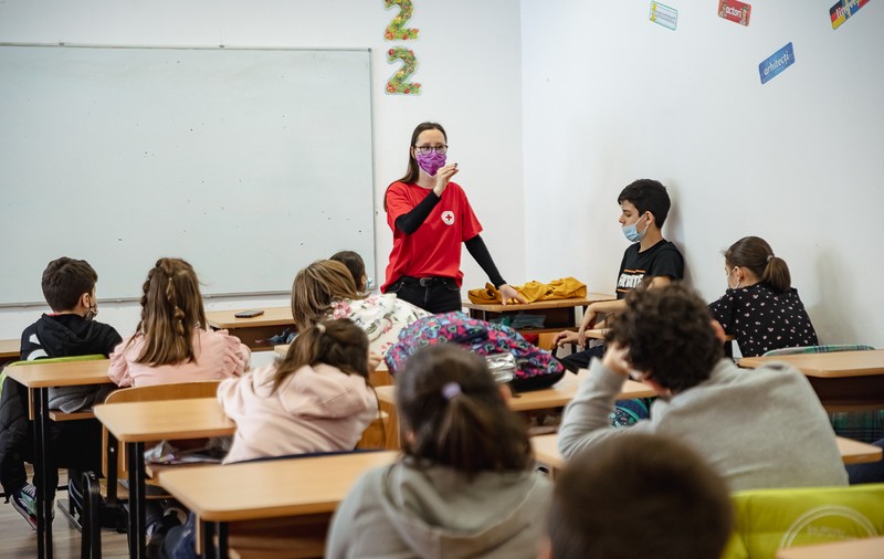 REPORTAJ. O tânără din București învață mii de copii și profesori ce trebuie să facă în caz de cutremur și cum să ofere primul ajutor. „Incendiul din Colectiv mi-a schimbat viața”