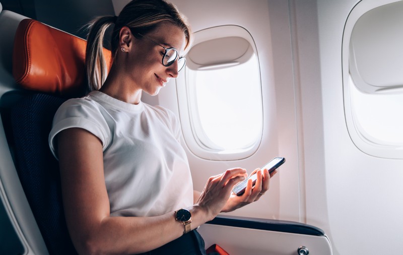Ce se întâmplă când pasagerii nu activează modul avion pe telefon: explicațiile unui fost pilot