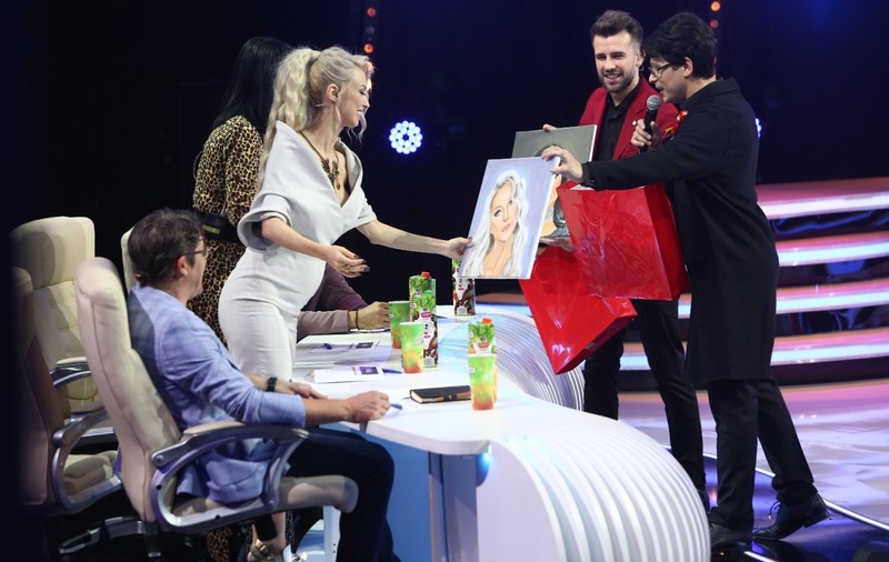 Alin Gheorghișan n-a dormit două nopți ca să le facă portretele juraților de la "Te cunosc de undeva!" | FOTO