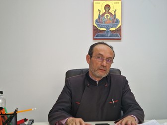 „Ceea ce vreau să ştie oamenii care citesc acest articol este că există soluţii, există speranţă, cine vine la noi şi-şi doreşte reuşeşte", mai spune părintele