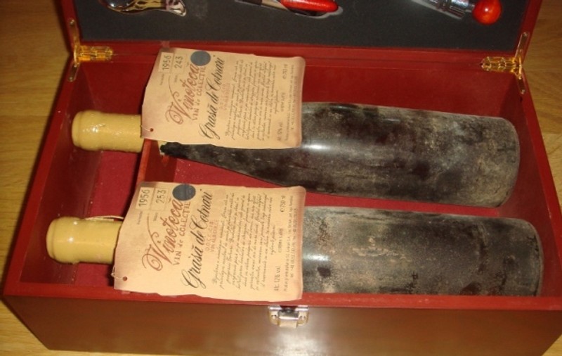 Cornelia şi Lupu Rednic au primit două sticle de vin din anul 1956