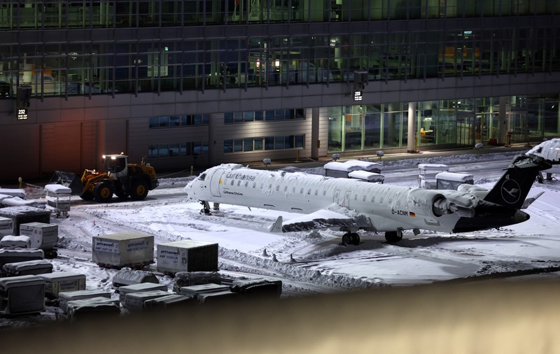 „Eu am fost unul dintre cei daţi jos din avionul în care se afla şi Emil Boc”. Un român descrie haosul de pe aeroportul din München