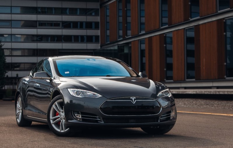 O femeie a cumpărat o Tesla second-hand, iar după două zile a primit o factură de 16.000 de dolari: „Nu m-am documentat”