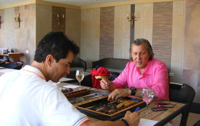 Fostul mare jucător de tenis Ilie Nastase şi-a serbat ziua jucând table la Costineşti: Joi i-a dat marţi!