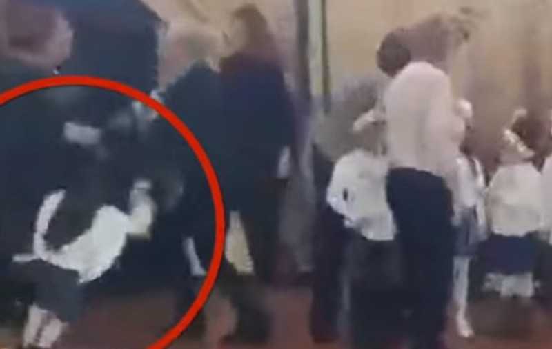 VIDEO | Două mame s-au luat la bătaie în fața copiilor, în timpul serbării de Crăciun. De la ce a pornit scandalul