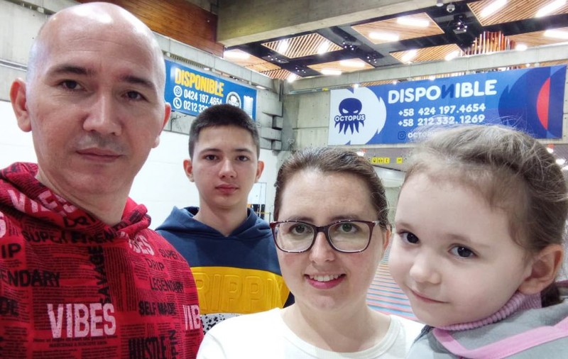 EXCLUSIV. Bucuria întoarcerii acasă pentru o familie care a stat blocată 12 ani în Venezuela, unde salariul minim este sub 8 dolari. „Am scăpat din haos”