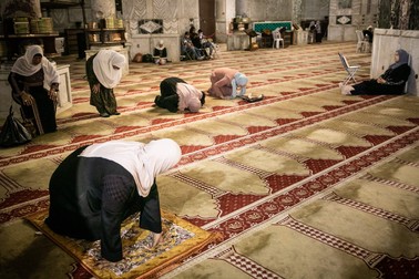Un grup de femei se roagă în interiorul Cupolei Stâncii, cea mai veche clădire islamică incă functională, situată în partea veche a orașului Ierusalim, administrată de Israel