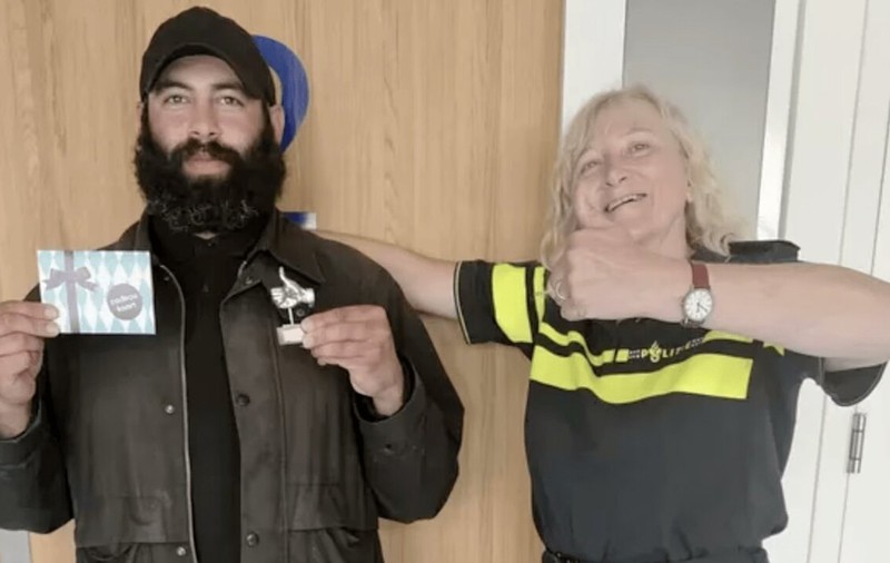 O campanie online a strâns 34.000 de euro pentru un bărbat fără adăpost din Amsterdam, care predase poliției un portofel cu 2.000 de euro