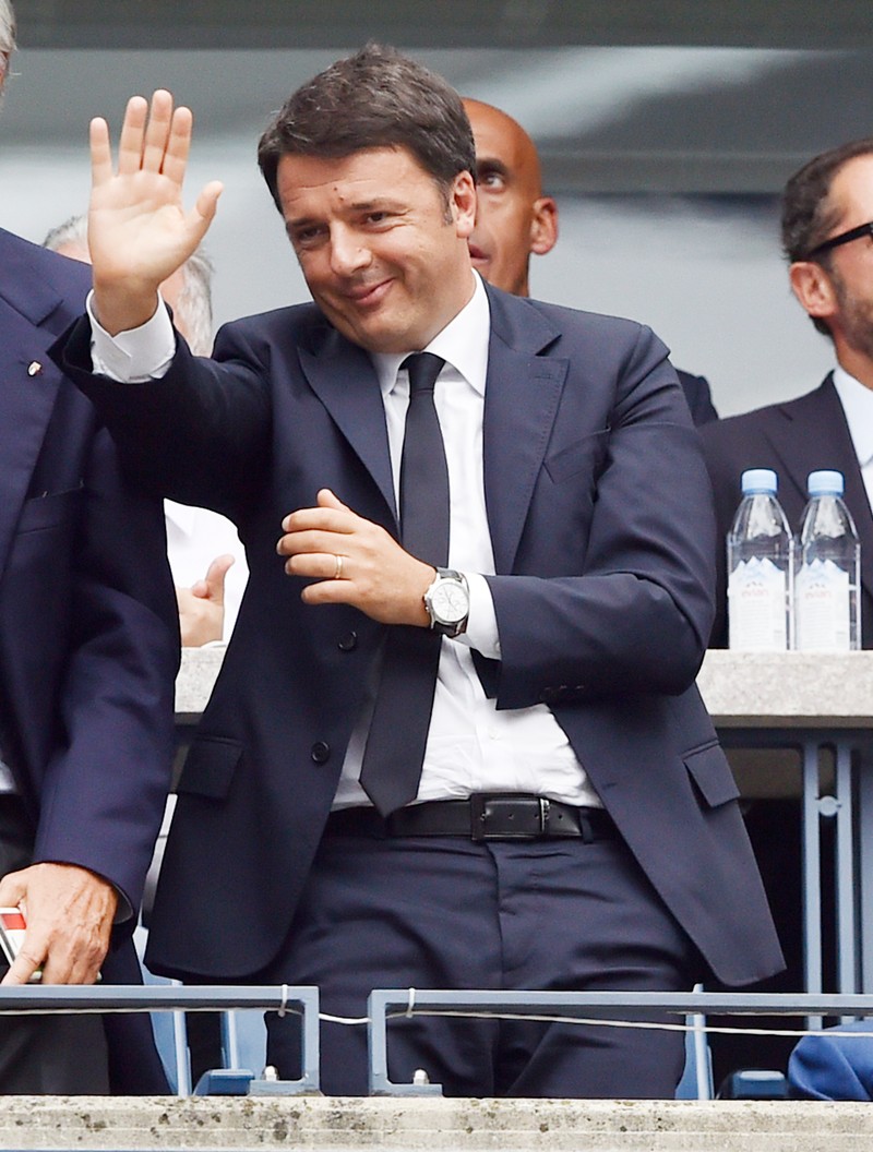 epa04927939 Italian Prime Minister Matteo Renzi in the stands during the women's final between Flavia Pennetta and Roberta Vinci of Italy on the thirteenth day of the 2015 US Open Tennis Championship at the USTA National Tennis Center in Flushing Meadows, New York, USA, 12 September 2015. The US Open runs through 13 September, which is a return to a 14-day schedule. EPA/JUSTIN LANE
