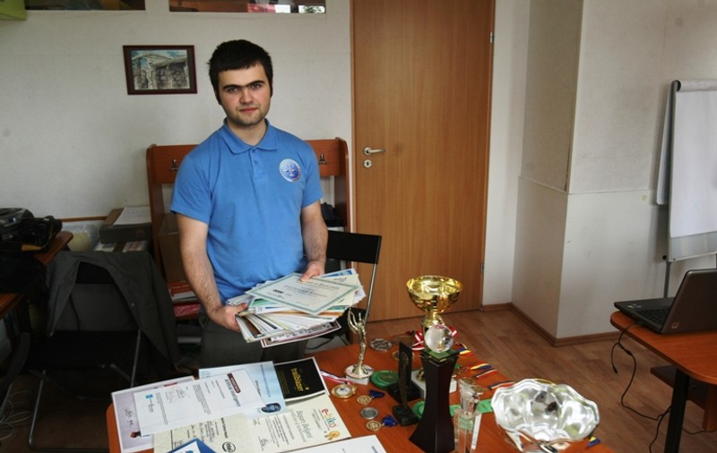 Un TÂNĂR ROMÂN A UIMIT LUMEA cu INVENŢIA SA: un DISPOZITIV care ANUNŢĂ DEZASTRELE NATURALE