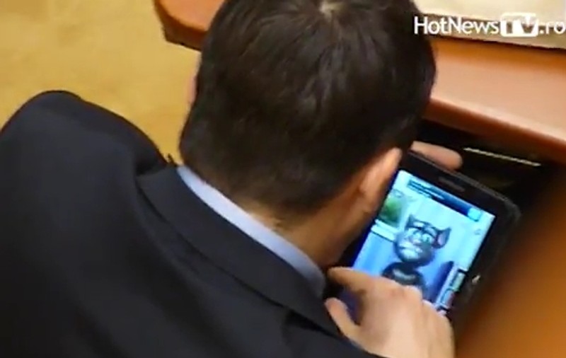 Un politician a bătut o pisică pe tabletă până la leşin, la şedinţa extraordinară a Parlamentului | VIDEO