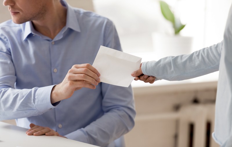 România, singura ţară din UE unde mai mult de jumătate, 53% dintre cetăţeni, spun că ar accepta corupţia în Guvern