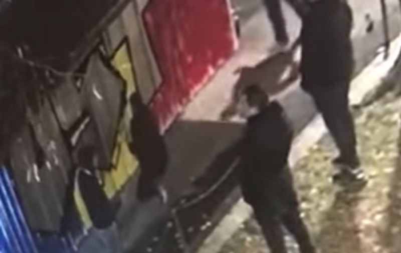 VIDEO Opt tineri, prinși în flagrant când vandalizau un magazin din Sibiu. Momentul a fost filmat de camerele de supraveghere din oraș