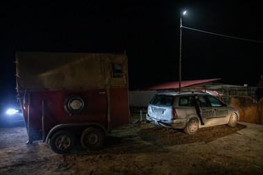 Remorca e parcată în faţa adăpostului din Desa
