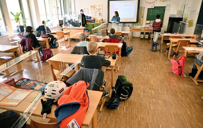 Deutsche Welle: Critici în Germania după revenirea elevilor în clase și neincluderea profesorilor într-un grup prioritar de vaccinare