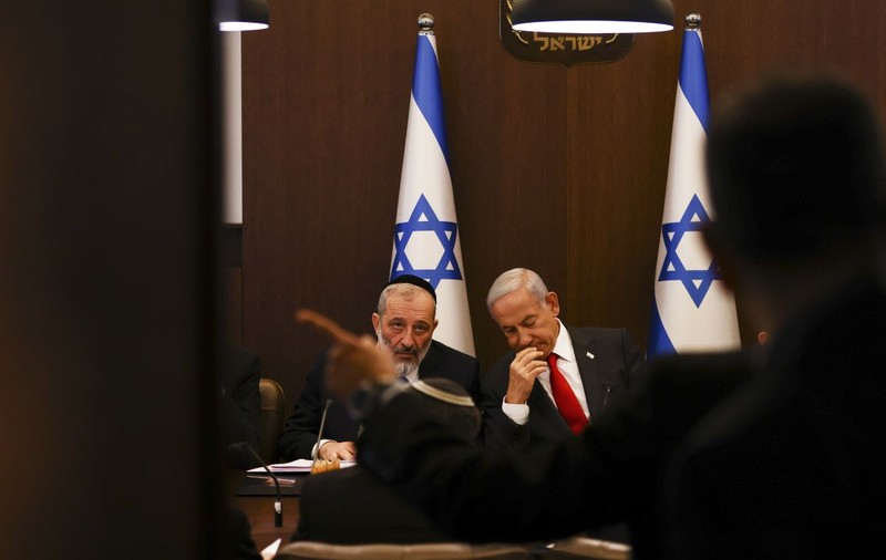Benjamin Netanyahu a demis un ministru aliat cheie, sub presiunea Curţii Supreme, la o zi după protestele de la Tel Aviv