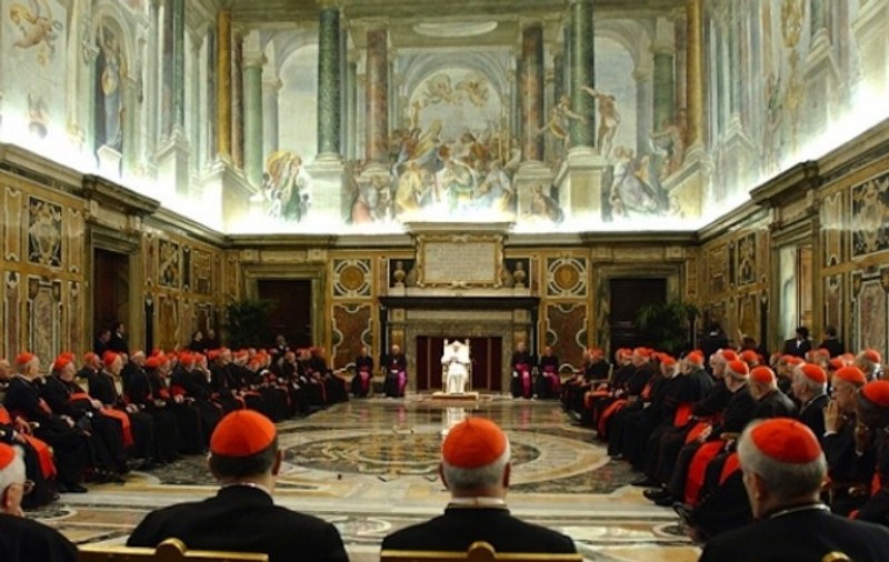 O escortă masculină a deconspirat 36 de preoți homosexuali. Vaticanul a primit un dosar de 1.200 de pagini care conține imagini și mesaje erotice