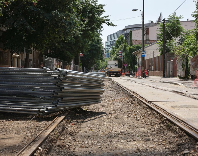 „Haos total! Tremură casa când trec utilajele”. Am mers pe șantierul STB să vedem cum se lucrează la schimbarea liniilor de tramvai