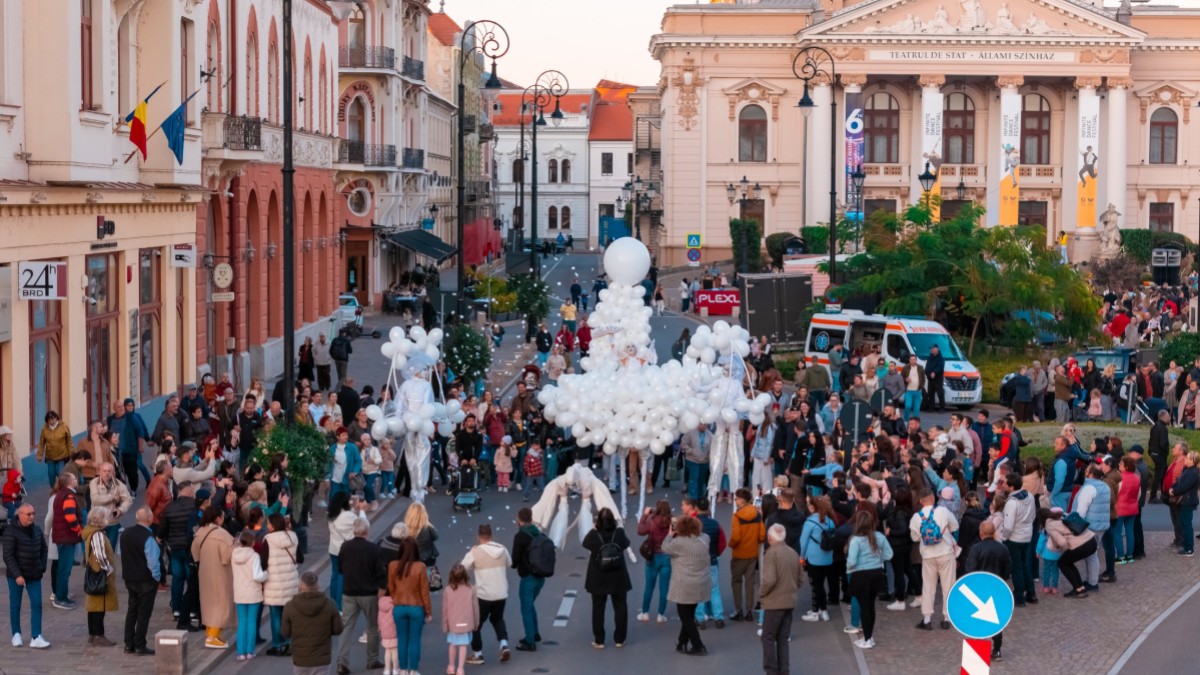 Oameni adunați în 2024 la Oradea Festifall