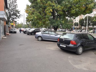 Șoferii preferă să parcheze pe trotuare decât în parcările cu plată de la bulevarde