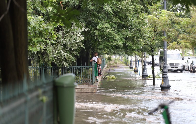 Ciprian Ciucu, prima reacție după inundațiile din București: „Apa de ploaie trebuie dusă în Dâmbovița, și nu în canalizare. Canalizarea nu face față"