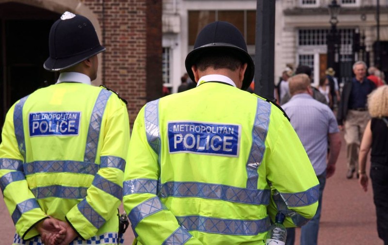 Polițiști cu glume misogine și declarații rasiste, filmați de un reporter sub acoperire, în Londra: „Sunt niște gunoaie” | VIDEO