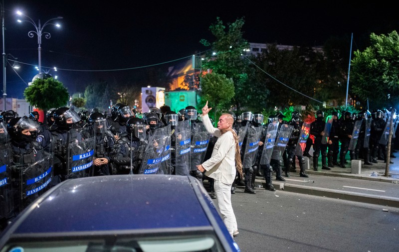 Specialiștii au "tradus" pentru Libertatea gesturile "bărbatului în alb", care ar fi coordonat intervenția jandarmilor. "Lacrimogene!"
