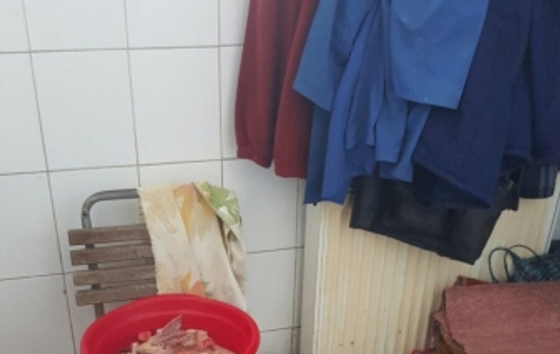 „Măcelăria” din Gara Făgăraș. Inspectorii OPC au găsit carne pentru gătit într-o toaletă