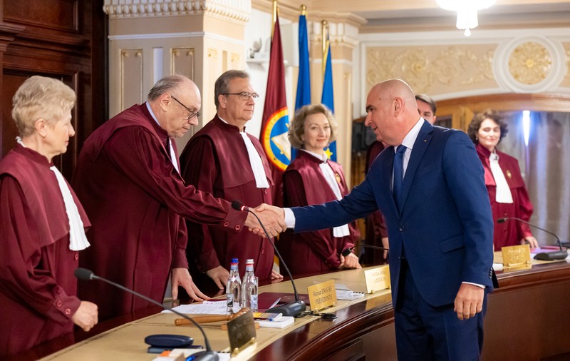 Blocaj total la CCR: Decizia privind pensiile speciale ale magistraților a fost amânată din nou pentru 16 ianuarie. Judecători numiți de PSD au boicotat ședința / Reacții politice: „Să fie dați afară”