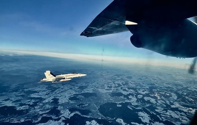 Armata elvețiană a lămurit escortarea avionului Spartan în care era Nicușor Dan de către două avioane F-18