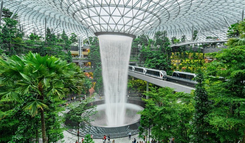 Cascada din centrul comercial Jewel din Aeroportul Changi, care face legătura între zona de sosiri a Terminalului 1 și Terminalele 2 și 3 prin poduri de legătură. Sursă foto: Shutterstock