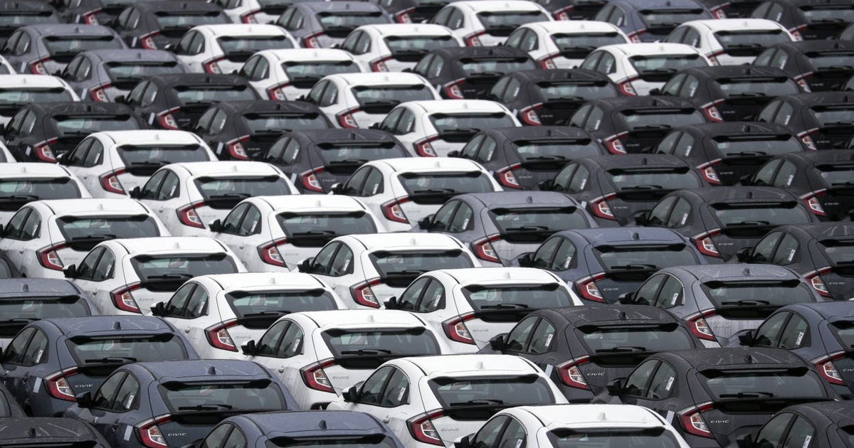 Parc auto plin cu masini parcate identice.
