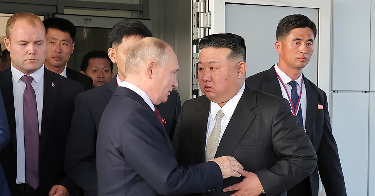 Vladimir Putin și Kim Jong-un surprinși în timpul unei discuții FOTO Profimedia