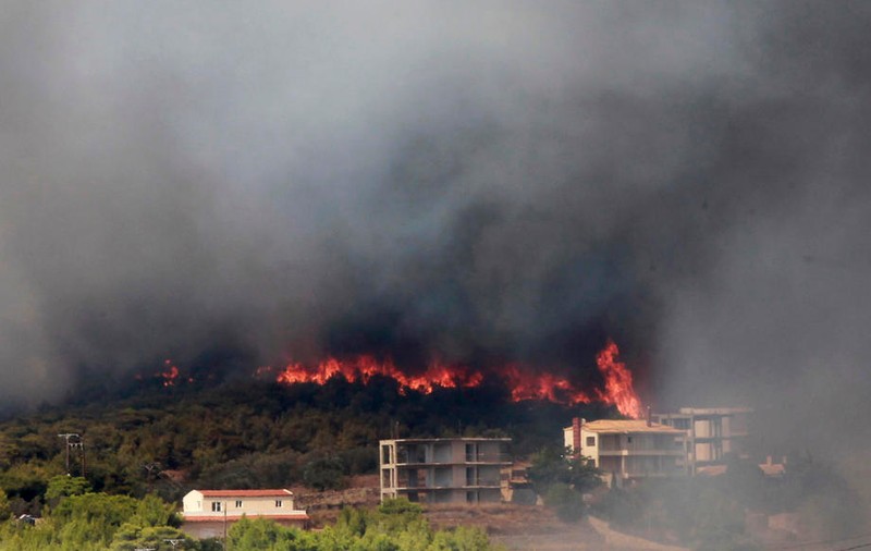Incendiu scăpat de sub control în nord-vestul Atenei. Șapte localități au fost evacuate