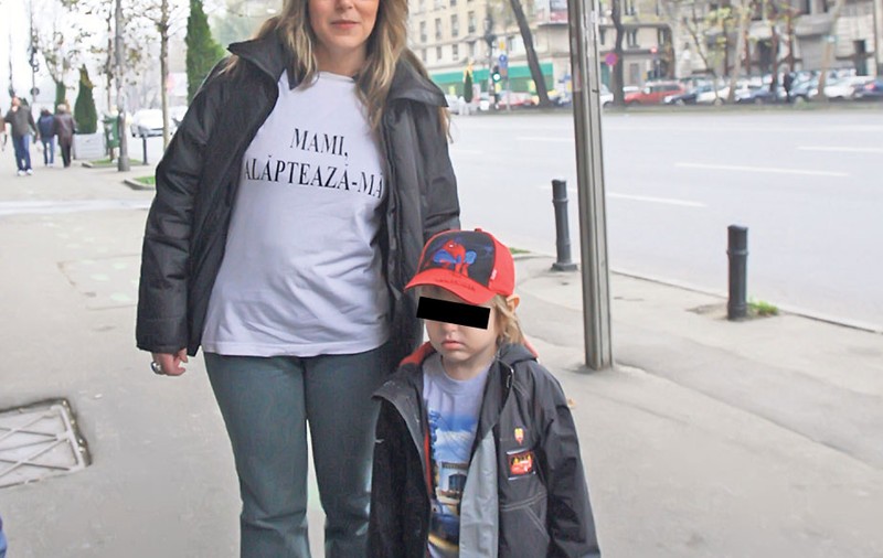 Convinsă că laptele matern e cel mai hrănitor aliment, o mamă îşi alăptează copilul de 4 ani!