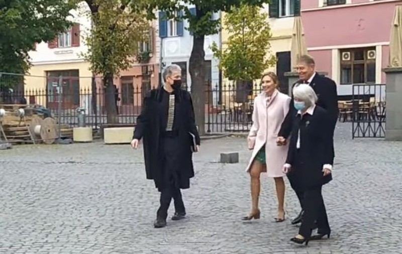 Klaus Iohannis, întâmpinat de protestatari, la intrarea în biserica din Sibiu: „Jó napot kívánok, PSD!”