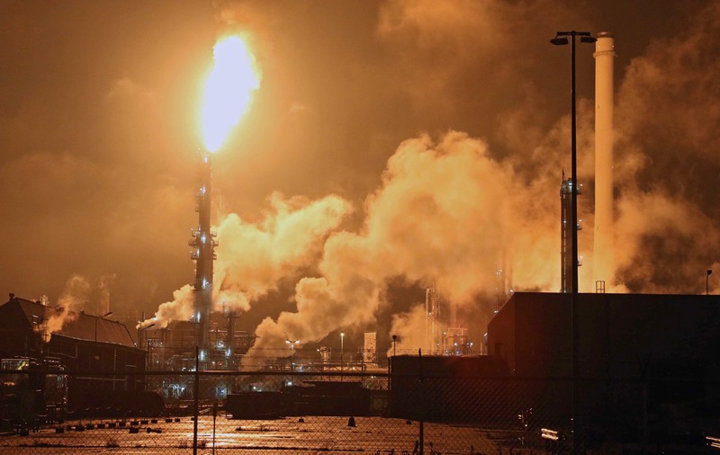 Incendiu puternic la cea mai mare rafinărie din Europa | FOTO